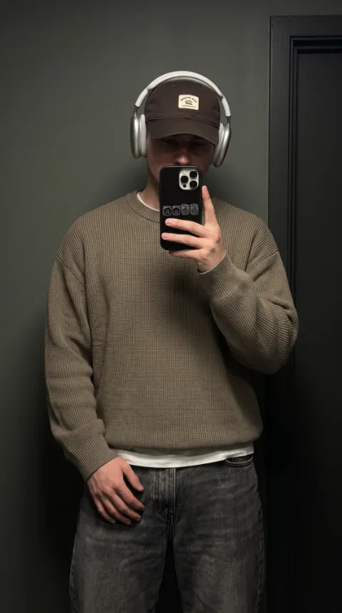 Schwarze Hülle mit einer Reihe kleiner Fotos im Spiegel-Selfie