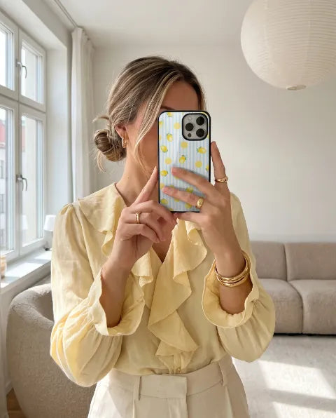 Hülle mit kleinen Zitronen auf hellblauen Streifen im Spiegel-Selfie